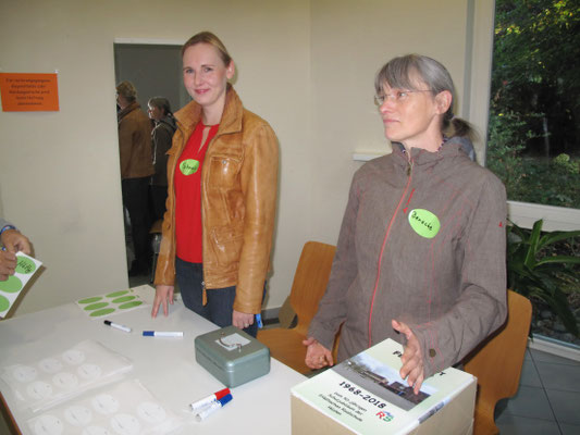 Karina Schnetger und Birgit Denecke, zuständig für Namensschilder und den Chronikverkauf