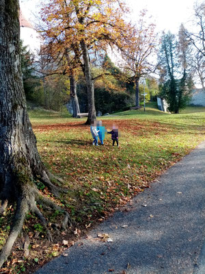 Die Kinder helfen sich gegenseitig 