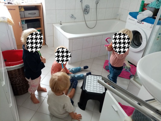 Zähneputzen vor dem Mittagsschlaf macht einen großen Spaß 😊