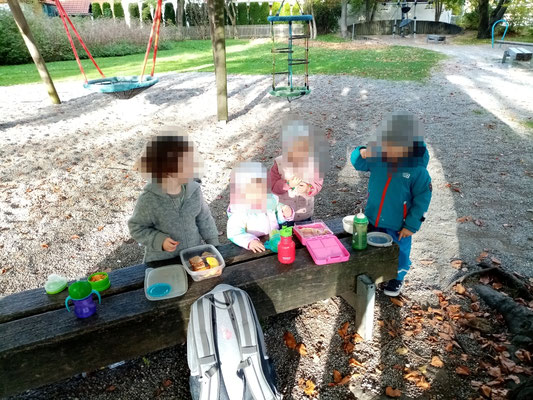 Brotzeit am Spielplatz 