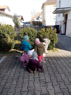 Was ein kleiner Schneehaufen an Spaß mit sich bringen kann, können uns nur kleine Kinder zeigen 