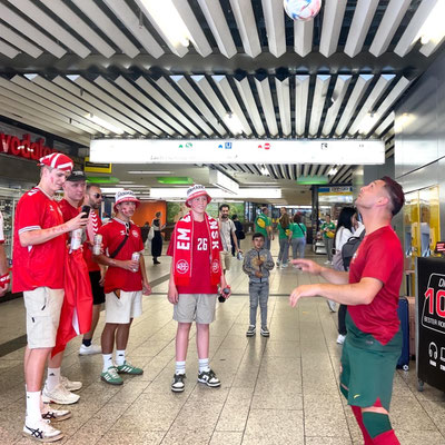 Fußball-Freestyler jongliert einen Ball vor Fans in der Klett-Passage bei der EM Tour von DIE NEUE 107.7 in Stuttgart