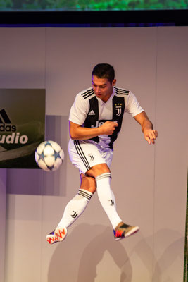 Freestyle-Fußball Show bei Coty – Saki trifft den Ball in der Luft (akrobatischer Volley)
