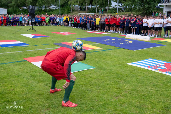 Fußball-Freestyle-Showact für Event-Entertainment – dynamische Performance als Unterhaltungs-Highlight.