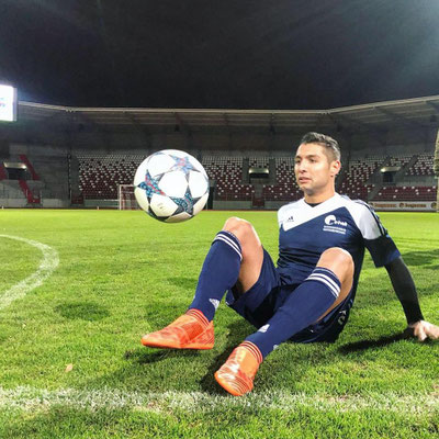 WBG-Einheit Erfurt – Sitz-Jonglage mit Ball auf dem Spielfeld