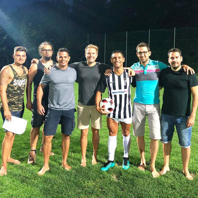 TV-Spot Dreh Sportingbet – Teamfoto auf dem Fußballplatz bei Nacht