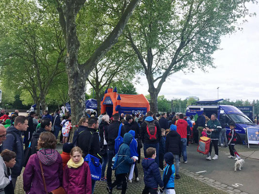 Familienevent bei EnBW: volle Aktionsfläche mit Kids, Eltern und Mitmachangeboten rund um die KSC Fußballschule