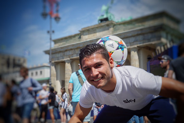 Profilfoto des Fußball-Freestylers Saki vor Fans und Event-Kulisse der Champions Week zur UEFA Champions League in Berlin – Sky Sport Entertainment.