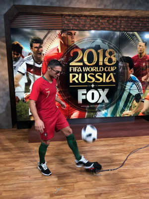 Saki als Ronaldo-Double macht Freestyle vor FOX World Cup 2018 Studio-Backdrop