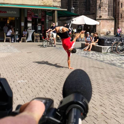 Fußball-Freestyler Saki beim PUMA Dreh – einarmiger Handstand-Freeze in der City