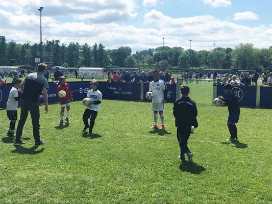 KSC Fußballschule Training mit EnBW Branding – Kinder üben mit Ball auf dem Feld in Karlsruhe