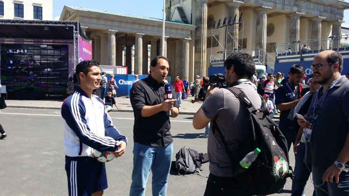 Fußball-Freestyler Saki im Interview mit brasilianischem Esporte Interativo Moderationsteam über seine Erfahrungen beim UEFA Champions League Finale 2015 in Berlin.