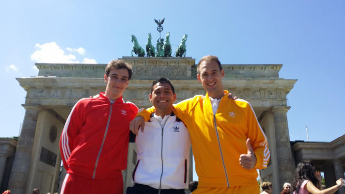 Saki und Freestyle-Team bei der UEFA Champions League Champions Week am Brandenburger Tor in Berlin für Sky Sport – Fußball-Freestyle-Entertainment vor Fans.
