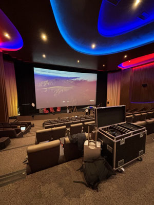 Kinosaal im Astor Grand Cinema Hannover mit Bühne, Leinwand und Veranstaltungstechnik bei The Pioneer