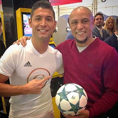 Fußball-Freestyler Saki zusammen mit Roberto Carlos bei Golden Race ICE Totally Gaming London