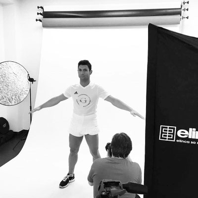 Saki beim Studio-Shooting für GoldenRace Spot – Referenzpose für spätere digitale Integration