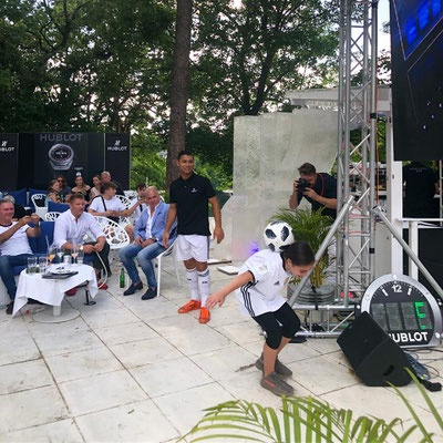 Hublot Berlin Event – Freestyle-Mitmachaktion mit Kind und Fotografen vor der Showbühne“