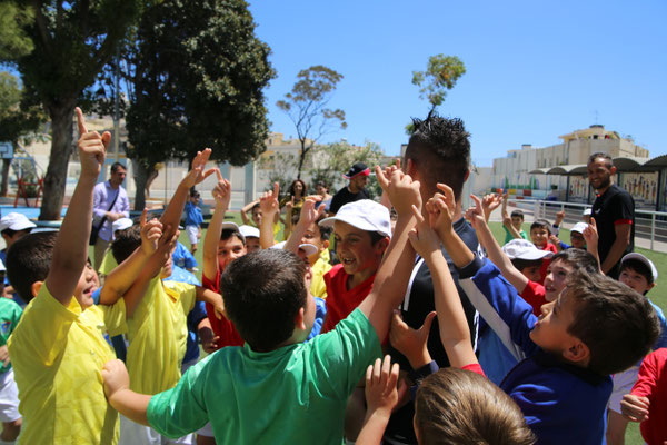 Autogrammstunde: Freestyle-Künstler gibt unterschriebene Karten an Schüler am Stella Maris College Malta.