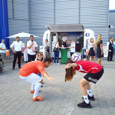 Mitmach-Aktion bei SunExpress Promotion: Saki macht Challenge mit Besucherin am Stand in Wiesbaden