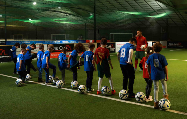 Fußball-Workshop: Kinder üben Dribbling und Ballkontrolle mit Trainer in der Soccerworld Berlin
