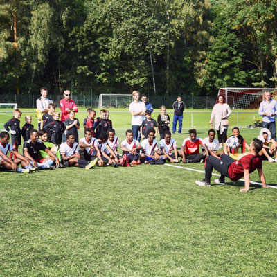 1. FC Nürnberg Willkommen im Fußball-Cup – Saki zeigt Boden-Freestyle vor Teilnehmergruppe