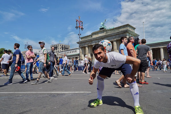 Saki demonstriert Pass- und Ballkünstler-Technik am Fan-Event der Sky Champions Week in Berlin – Fußball-Entertainment vor dem Brandenburger Tor.