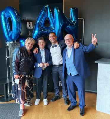 Parents heureux après un anniversaire de football enfant