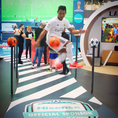 Hisense IFA Berlin – Fußball Freestyler Saki macht Freestyle-Tricks am Messestand mit Branding und Fans.