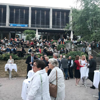 Großes Volksbank-Firmenevent im Außenbereich mit vielen Gästen, Stehtischen und Event-Atmosphäre in Weimar