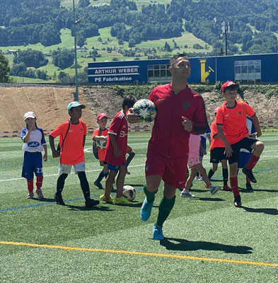 Fußball-Freestyler zeigt Ballkontrolle auf Kunstrasen beim Event des 1. FC Lachen Altendor in der Schweiz