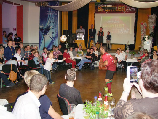 Fußball-Freestyler Saki auf dem Spielfeld des FSV Kölleda bei seiner Freestyle-Show – emotionaler Moment mit Ballkunst und sportlicher Atmosphäre.