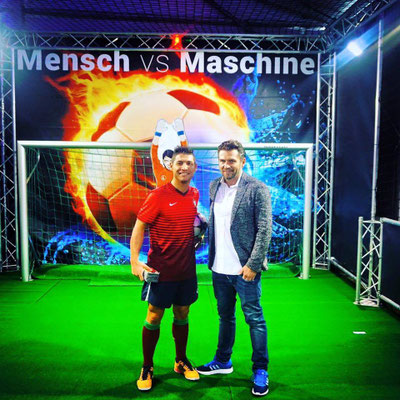 Mensch vs Maschine Aktionsfläche mit Tor beim GOAL Fußball Erlebnis Park Oberhausen – Freestyler Saki vor Kulisse