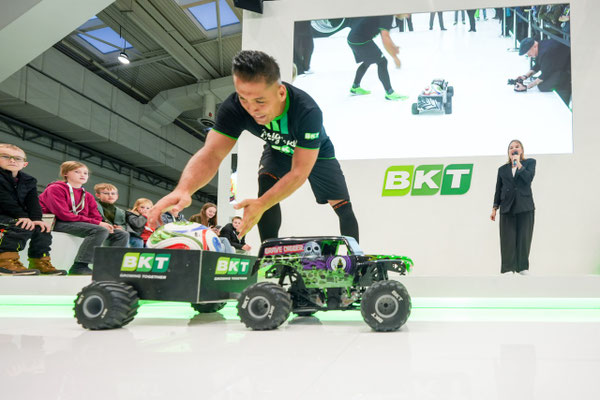 Monstertruck-Vorführung am BKT-Messestand auf der Agritechnica 2025 vor Zuschauern und großer Videowand