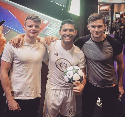 Internationaler Fußball-Freestyle-Vibe mit Fußball-Freestyler und Szene-Künstlern aus London, England