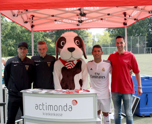 Abschlussgruppenbild beim Actimonda Gesundheit Event mit Fußball-Freestyler Saki – Teilnehmer, Team und Trainer gemeinsam nach Trainingseinheit.