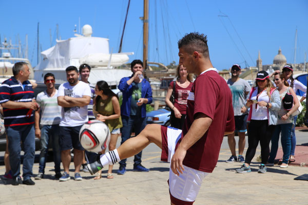 Fußball-Jongleur auf Malta: Saki zeigt Ballkontrolle vor Zuschauern beim Gżira United FC.