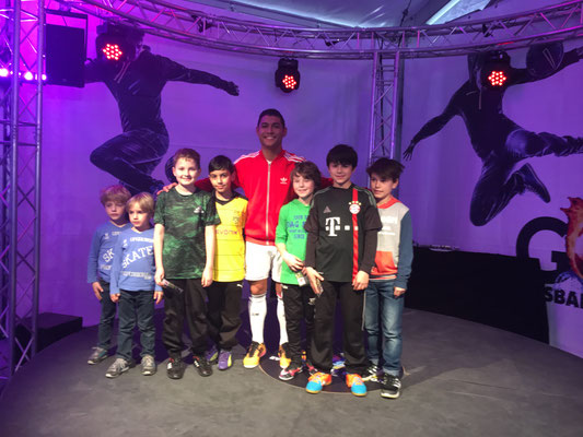 Freestyler Saki mit Kindern auf der Bühne beim GOAL Fußball Erlebnis Park Oberhausen