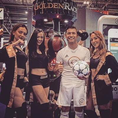Golden Race Team mit Fußball-Freestyler Saki auf der ICE Totally Gaming Messe in London