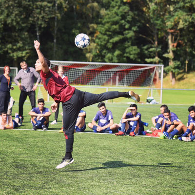 Freestyle-Showact beim 1. FC Nürnberg: Saki performt Trick-Kick beim Willkommen im Fußball-Cup