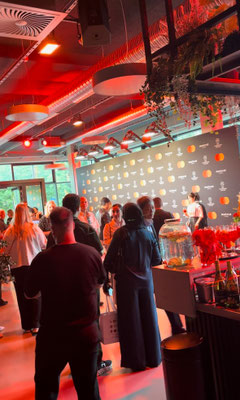 Gäste im Mastercard VIP-Hospitality-Bereich mit Bar und Branding-Wall beim UEFA Champions League Finale 2025 in München