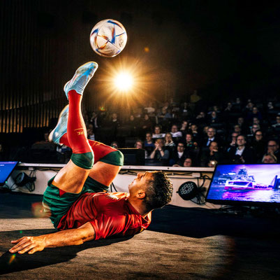 Fußball-Freestyler Saki zeigt einen Bodentrick vor Publikum bei der Kino-Show von The Pioneer in Hannover