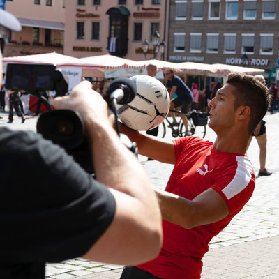 Fußball-Freestyler Saki beim PUMA Football Dreh – Balltrick vor der Kamera