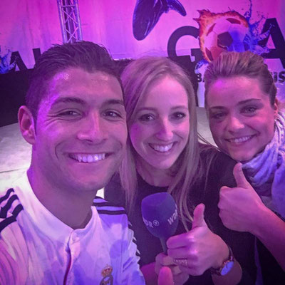 Selfie mit Mikrofon im GOAL Fußball Erlebnis Park Oberhausen – Freestyle-Event mit Saki