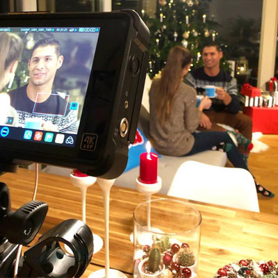 „Fußball Werbedreh Weihnachten – Kamera-Monitor zeigt Take der Sportingbet Christmas TV-Spot Szene“
