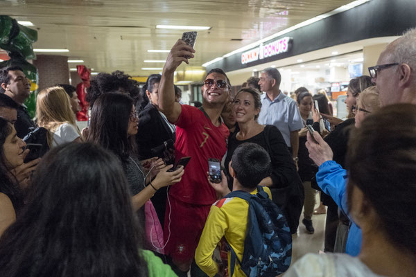 Cristiano Ronaldo Lookalike Saki macht Selfies mit Fans in den USA – FOX Sports WM 2018 Aktion