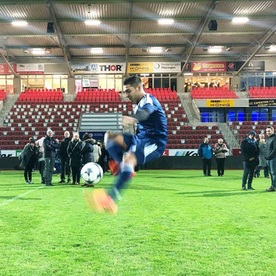 WBG-Einheit Erfurt – Freestyler zeigt akrobatischen Sprung-Trick mit Ball
