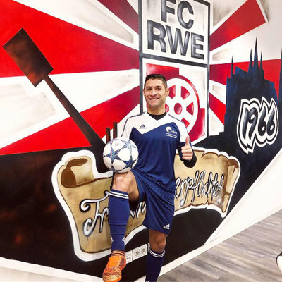 WBG-Einheit Erfurt Fussballshow – Freestyler mit Ball vor Rot-Weiß-Erfurt Wandmotiv