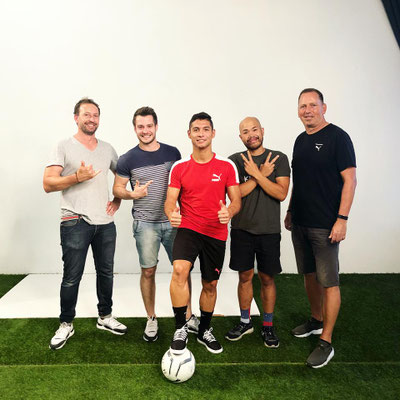 PUMA Fotoshooting Teamfoto – Fußball-Freestyler Saki im Studio mit Ball