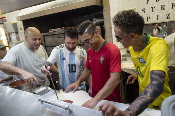 Ronaldo Messi Neymar Lookalikes in Pizzeria – FOX Sports WM 2018 Behind the Scenes USA