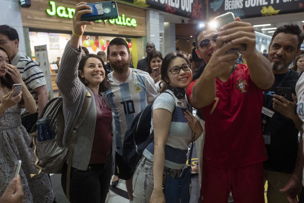 Gruppen-Selfie mit Ronaldo- und Messi-Lookalike – FOX Sports WM 2018 Fanaktion in den USA